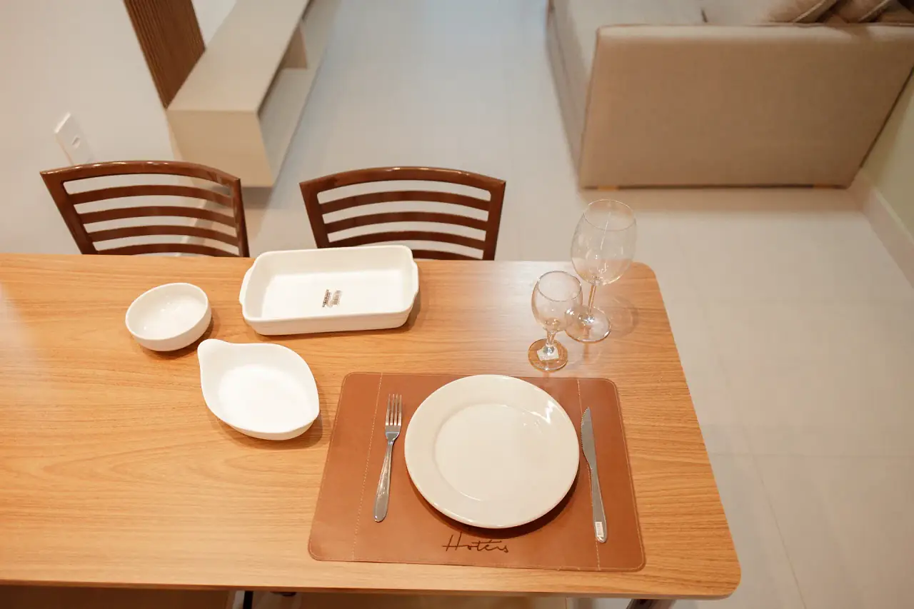 Mesa posta com pratos, taças e jogo americano