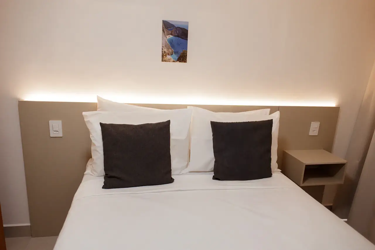 Quarto de casal com cabeceira iluminada