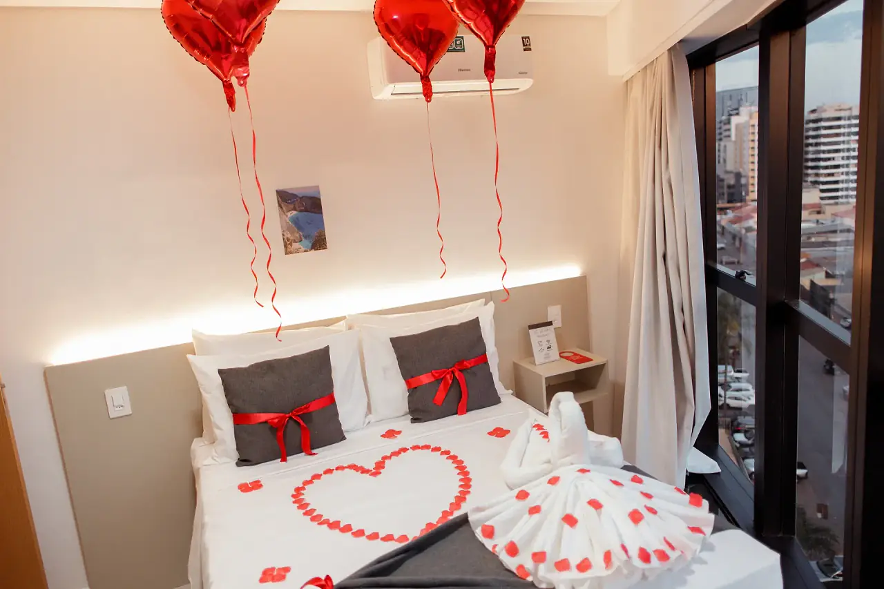 Quarto com balões de coração e cama decorada